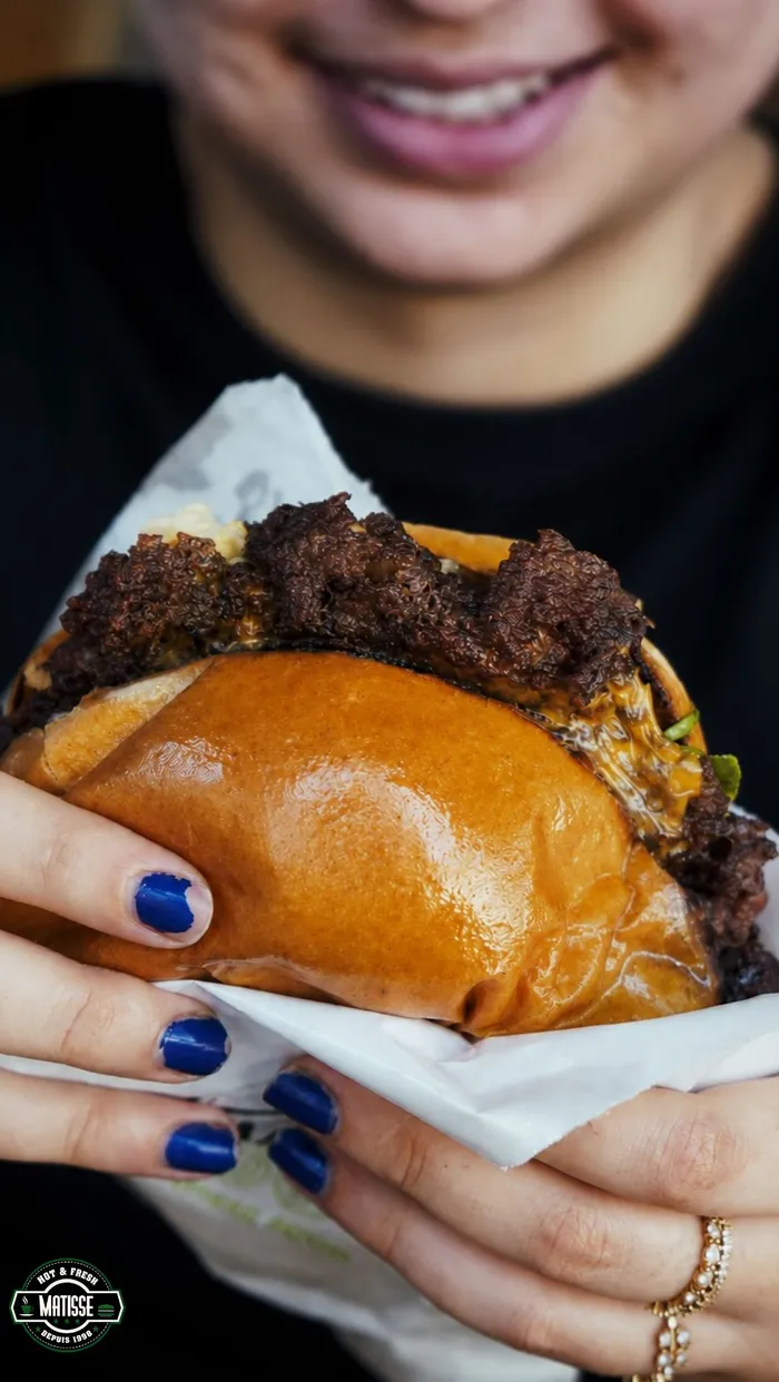 Smash burger maison avec panier de frites maison
